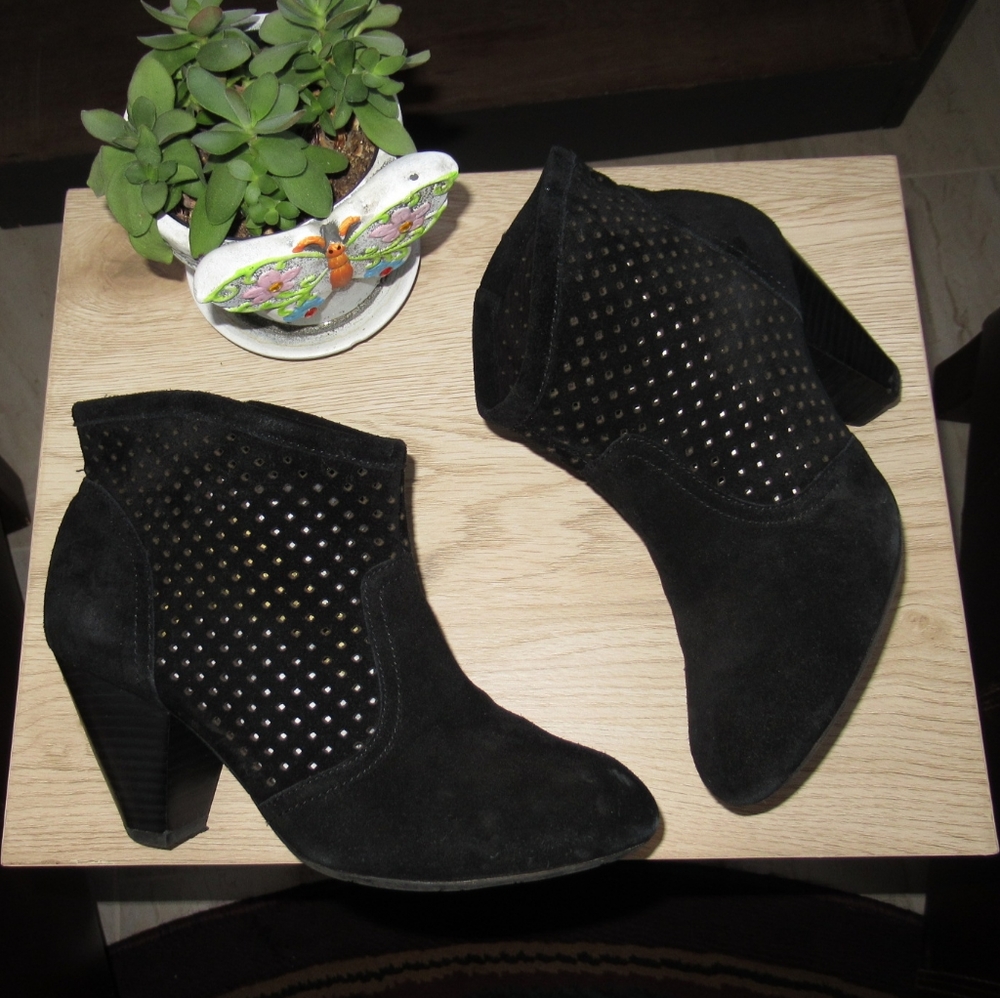 JESSICA SIMPSON BLACK SUEDE BOOTIE